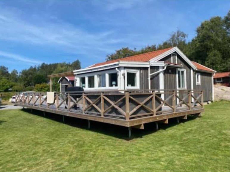 Hus på STENSJÖ 86 i Hunnebostrand